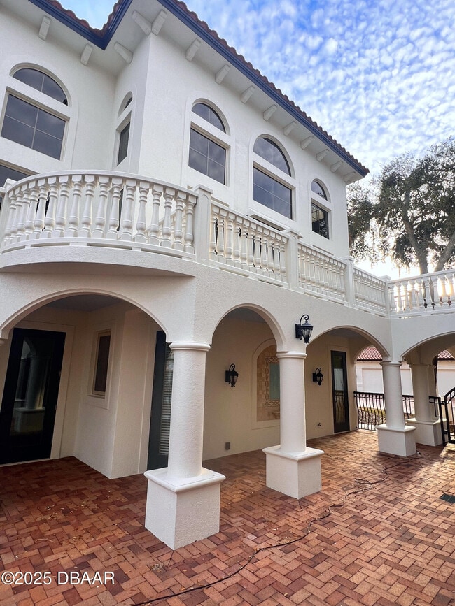 Building Photo - 5090 Riverside Dr Unit 108