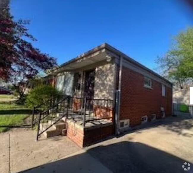 Building Photo - 30424 Longfellow Ave Rental