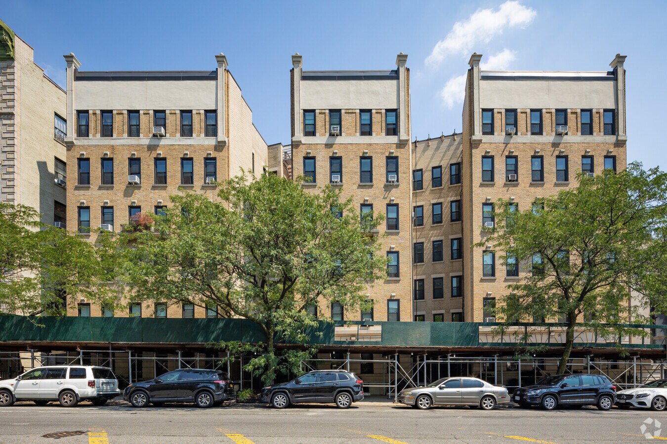 Photo - 930  ST NICHOLAS AVE