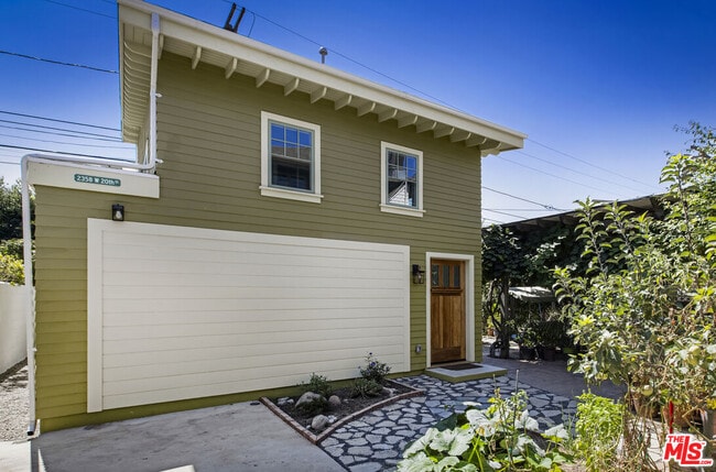 Building Photo - 2358 W 20th St Rental