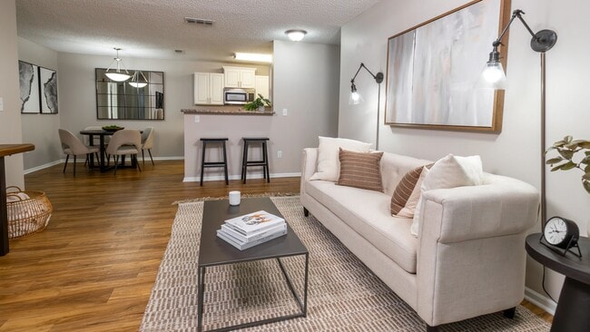 Amplios diseños de concepto abierto que incluyen una moderna sala de estar, un elegante comedor y una barra de desayuno, perfectos para recibir invitados o relajarse en casa.