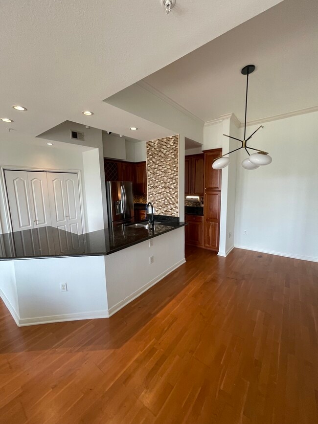 Building Photo - 3225 Turtle Creek Blvd Unit 726 Rental