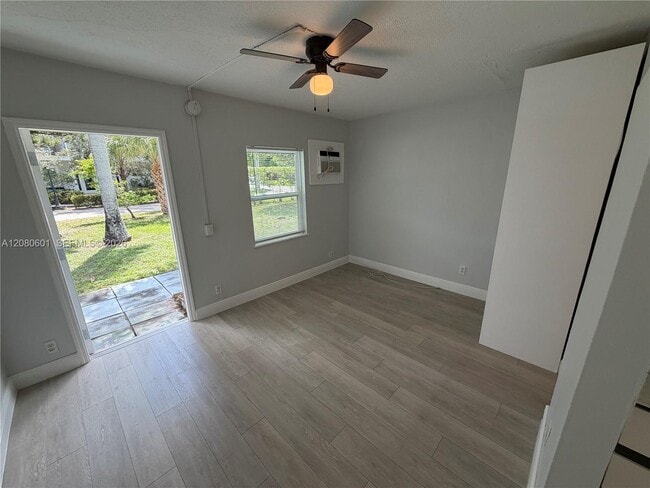 Building Photo - 2803 NE 6th Ln Unit 2803