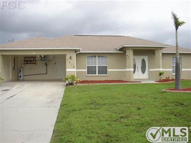 Building Photo - 3 Bedroom, 2 Bathroom Pool House SW Cape Coral