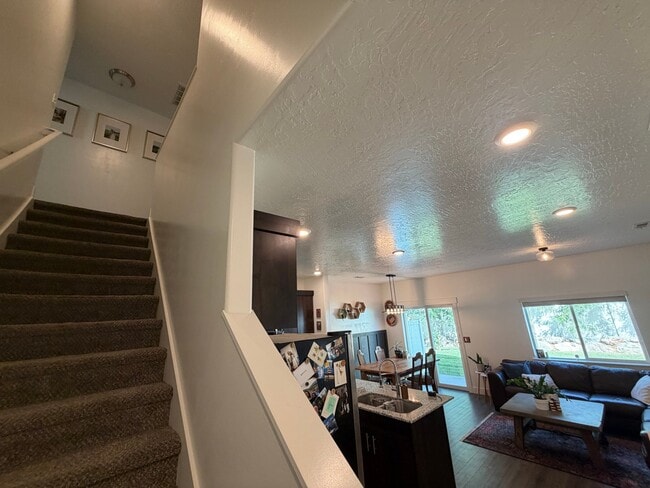 382 E 1850 N