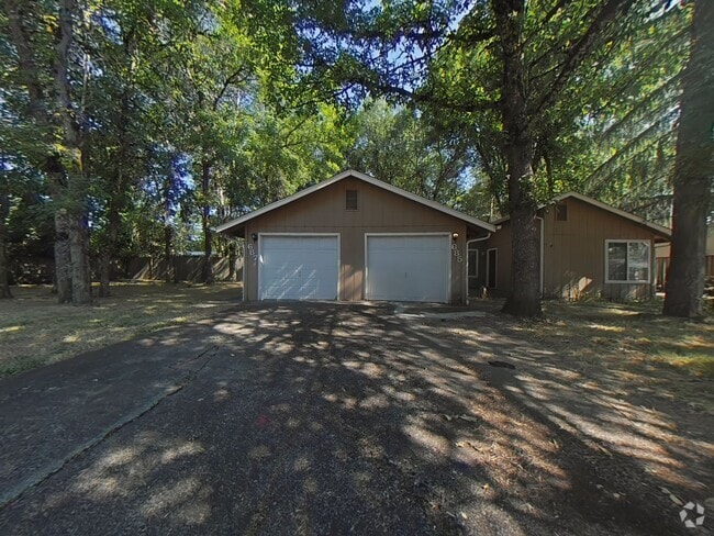 Building Photo - 3 Bedroom Duplex ~ Close to 9th Street ~ P... Unit 685 NW Linden Rental