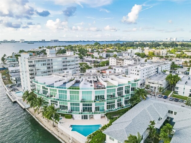 Building Photo - 2000 Bay Dr Unit 402