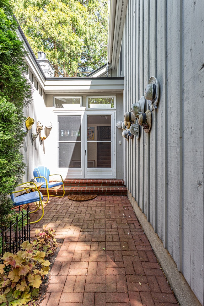Tenant sitting area/doorway to studio - 109 Murray St Unit Studio