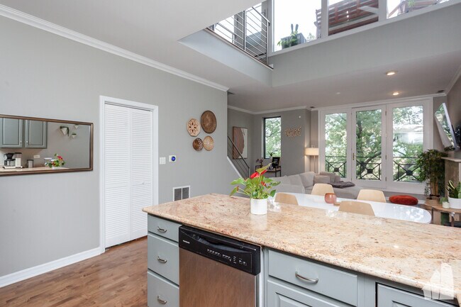 Photo - 916 N Wood St