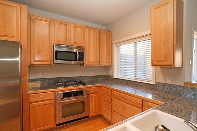 Photo - 2bd/2.5ba Kirkland Townhome
