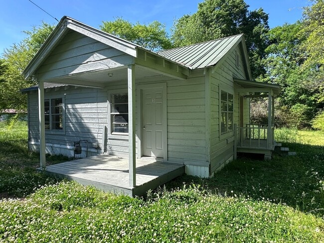 Photo - 1 Bedroom- 1 Bathroom- (with bonus room) House in Shannon!