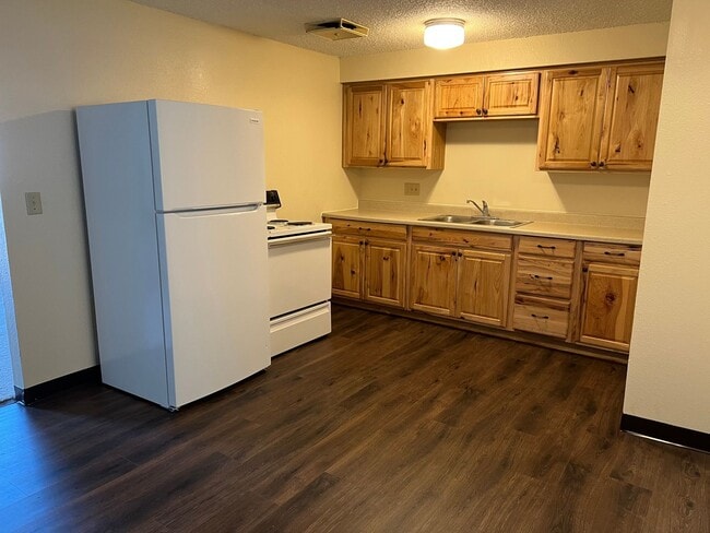 Pinewood Apartments - Pinewood Apartments Unit #8