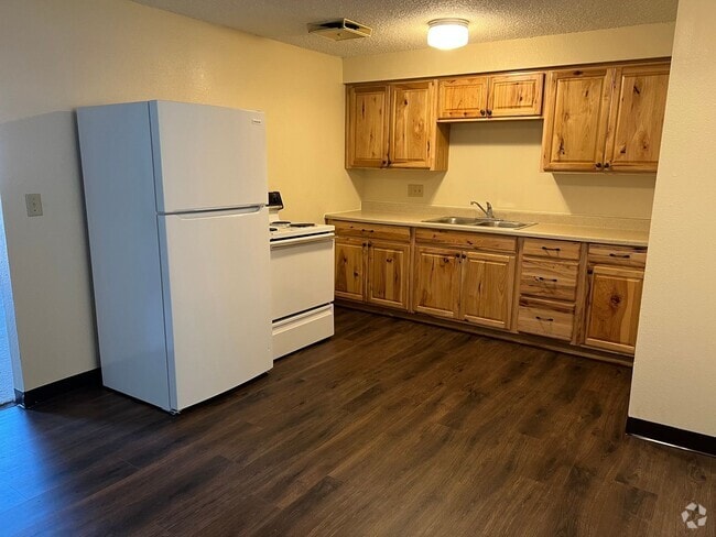Building Photo - Pinewood Apartments Unit #8