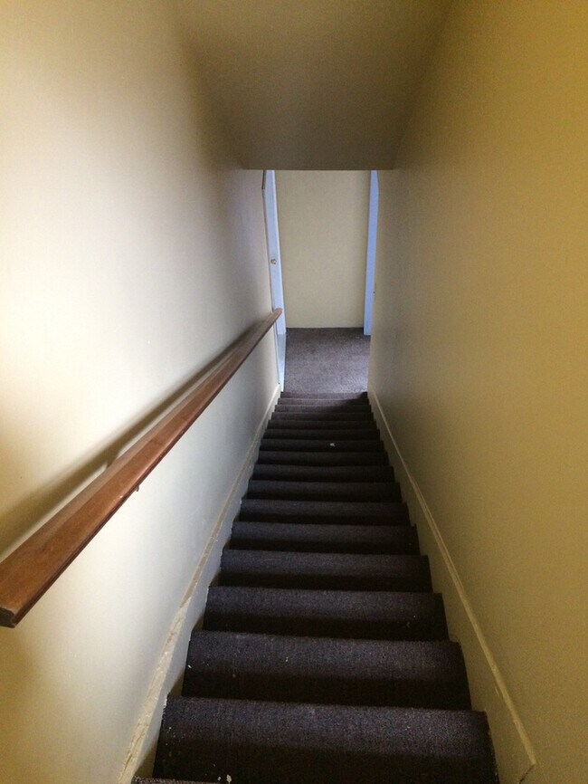 595 for a 3 bedroom in Ellwood City! Apartment Ellwood City, PA