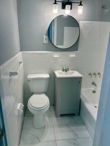 Baño recién reformado con tocador, espejo e iluminación. - 4008 Hilton Rd