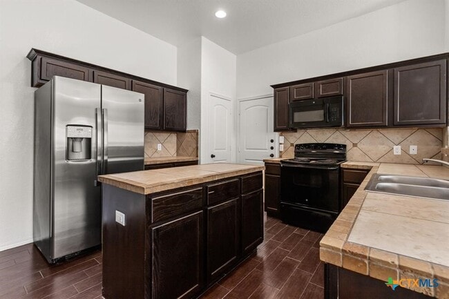 Photo - 586 Creekside Cir
