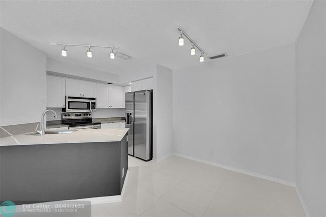 Photo - 3350 Pinewalk Dr N Unidad 1416 Rental
