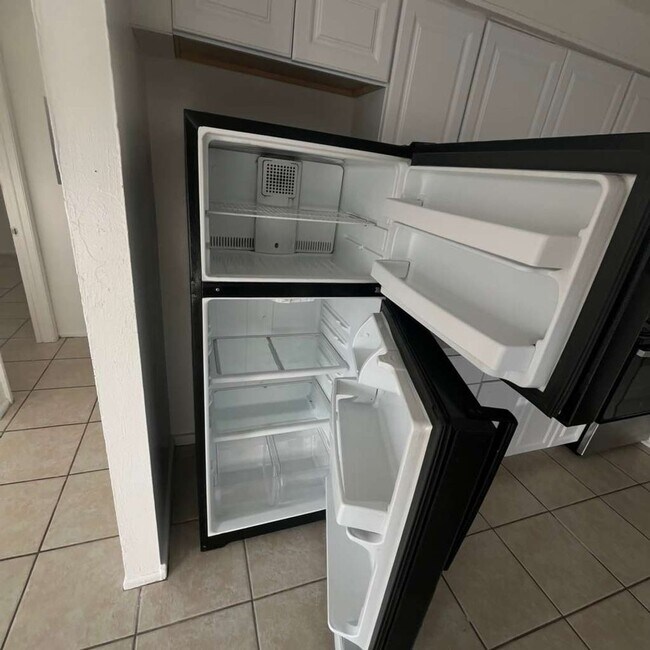 Photo - FORT MYERS ** 2 BED-1 BATH UNFURNISHED FIRST FLOOR APARTMENT AVAILABLE FOR A LONG-TERM TENANT ** ...