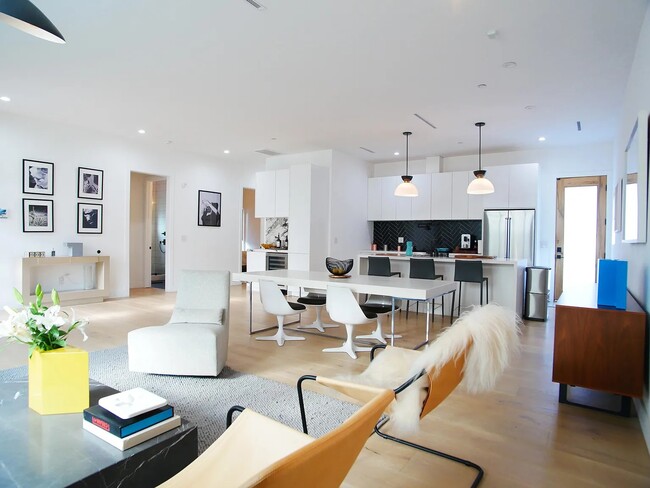 Building Photo - 3744 Somerset Dr Rental