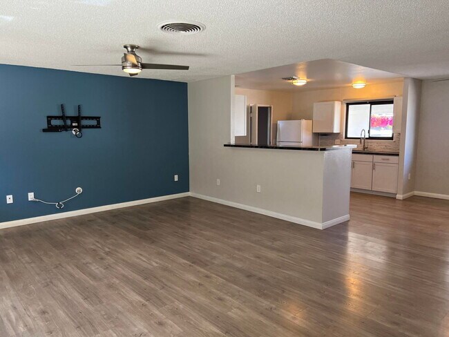 2-Bedrooms and 2-Bathrooms Home
Palm Desert