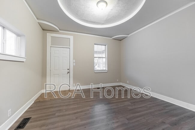 Building Photo - 704 Sanders St