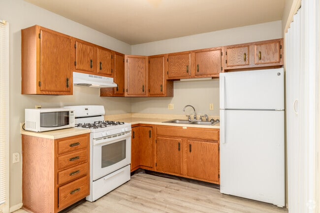 2BR, 1BA - 900SF - Kitchen - Come home to Park Forest today!