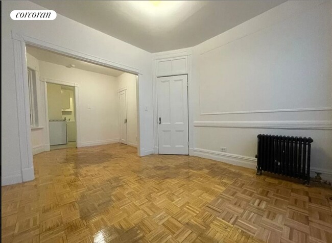 Photo - 451 W 36th St. Apartamento