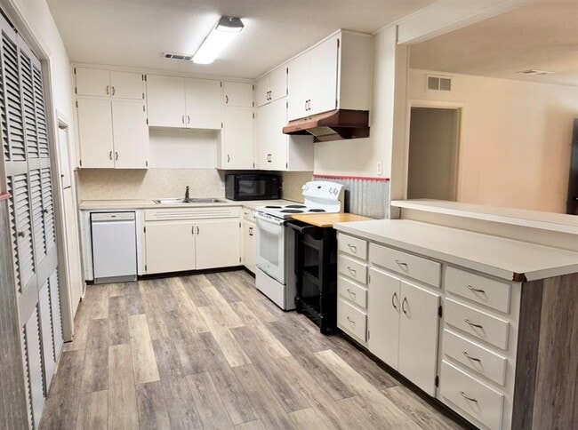 Photo - 406 Swanee Dr