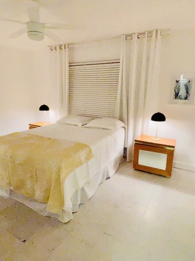 Master Bedroom Queen Bed - 4158 Tamiami Trl Unit F6