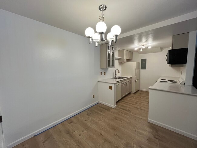 Kitchen - 8555 Fairmount Dr Unit WoodSide