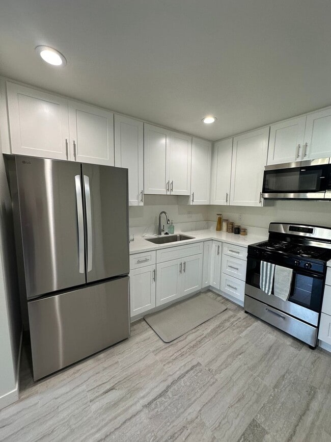 Building Photo - 1451 W Almond Ave Unit 1451-B