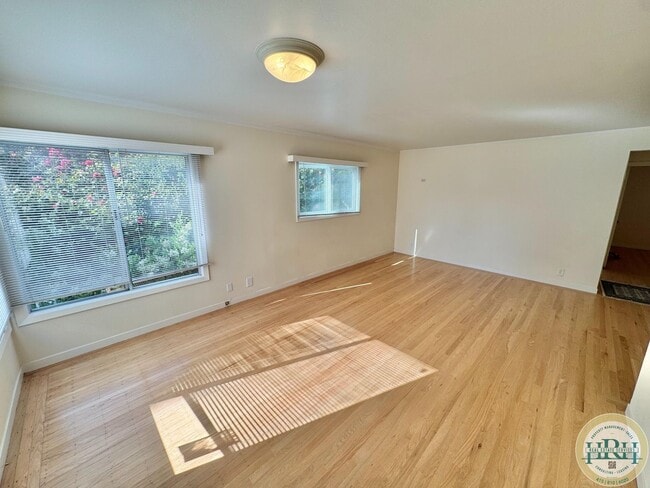 Building Photo - Spacious & Bright 2BR|1BA w/ One Garage Pa... Unit 5547 Rental