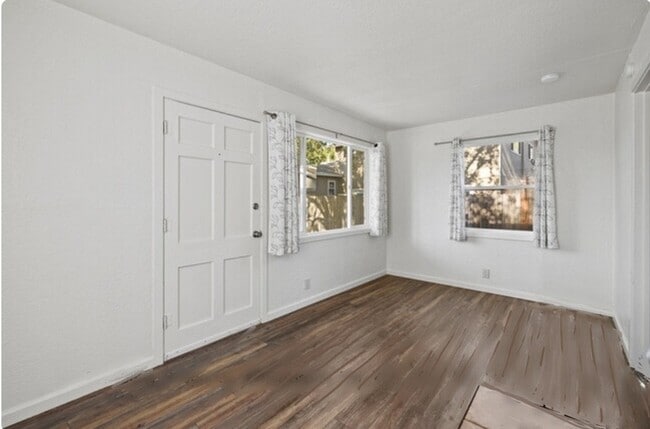 Photo - 1660 Jennings Ave