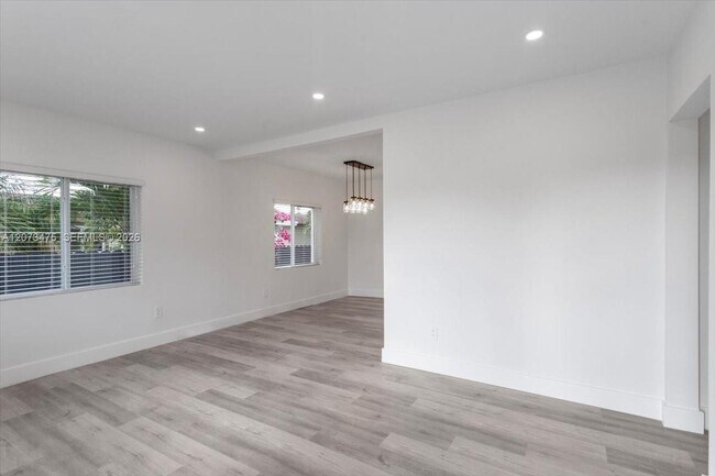 Photo - 449 E 10th St