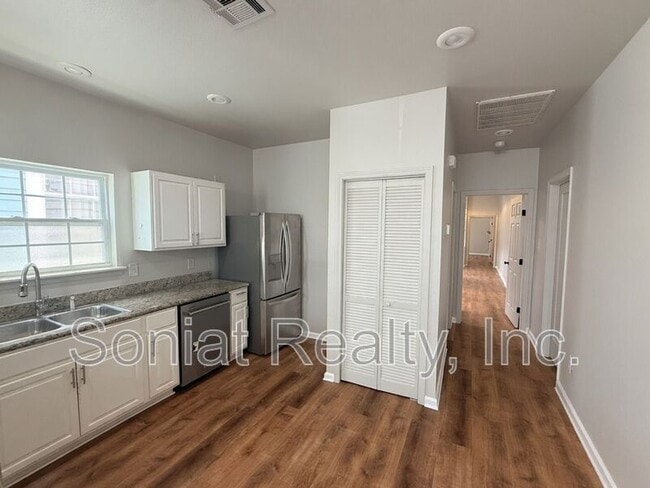 Photo - 1461 N Robertson St