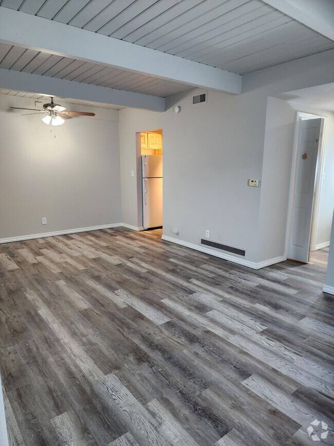 Building Photo - Beautiful 2 bedroom with patio in the hear... Unit 201 Rental