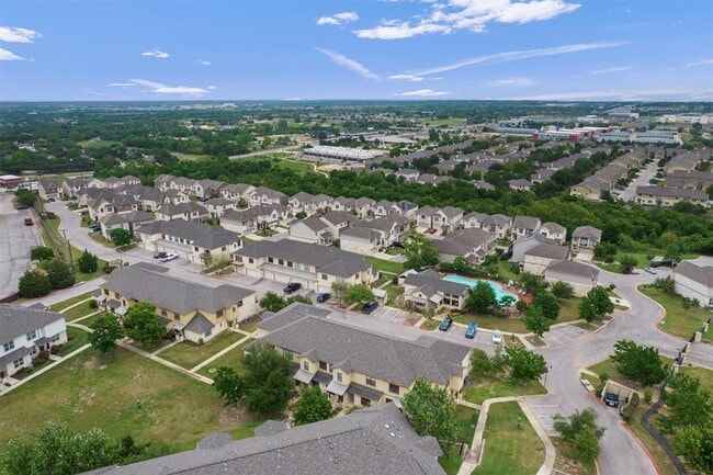 Photo - 2101 Town Centre Dr Unidad 2004