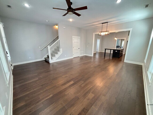 942 S College Ave