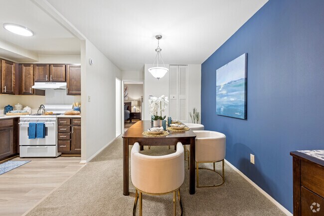 1BR, 1BA - 617SF - Dining Room