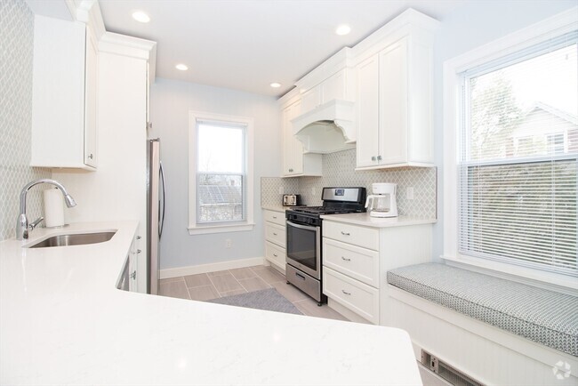 Building Photo - 141 Adams St Unit 2 Rental