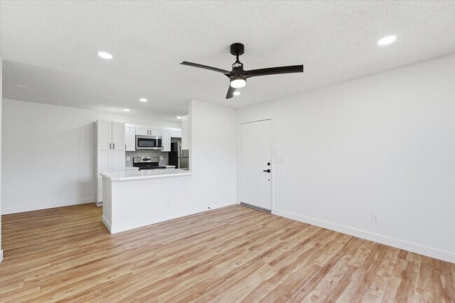 Photo - 1942 S Emerson Unidad 107