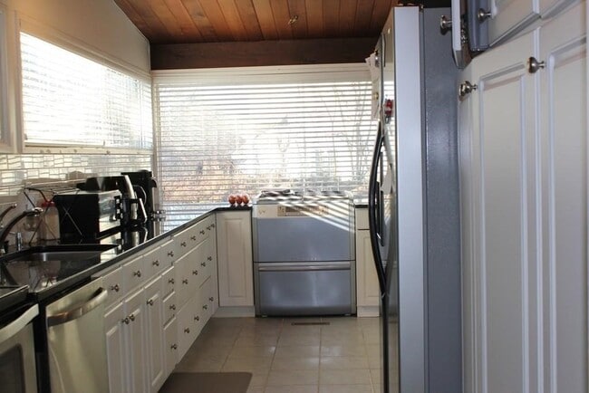 35 Lawrence Ln