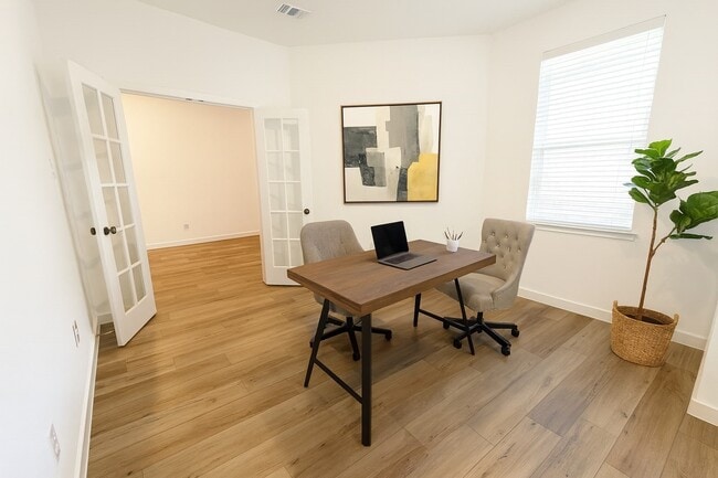 Photo - 2426 Peach Oak Xing