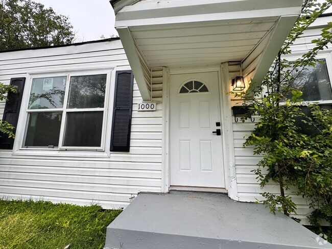 Building Photo - Freshly remodeled duplex available for rent! Rental