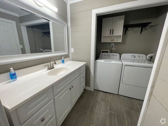 Building Photo - Condominium for rent near Downtown Birming...
