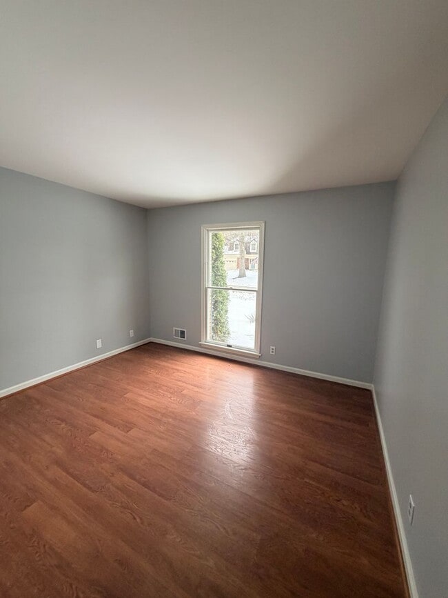 Photo - Gorgeous 3 bedroom house with finished basement!