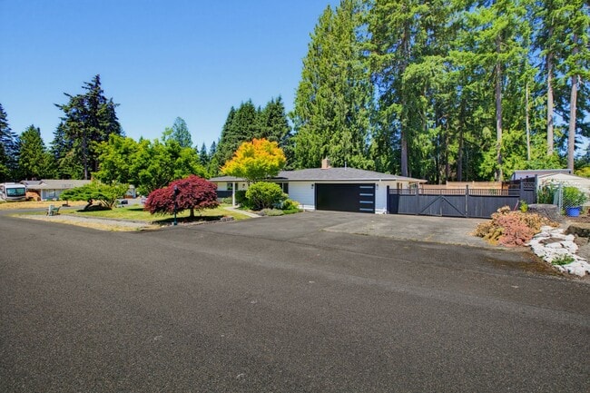 Building Photo - Renton Rambler with Huge Yard & RV/Boat Parking!