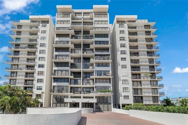 Building Photo - 801 N Venetian Dr Unit 903