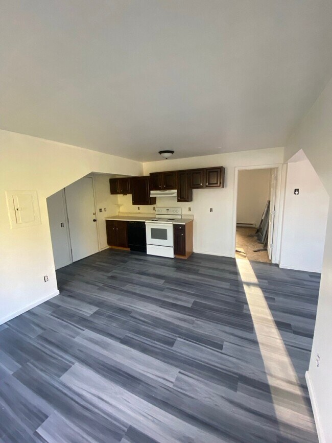 Photo - 104 W Main St
