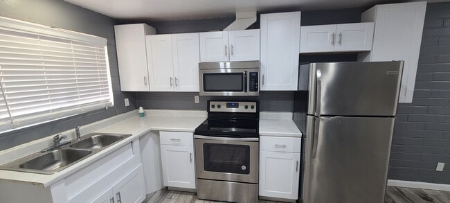 Kitchen - 2332 N Catalina Ave